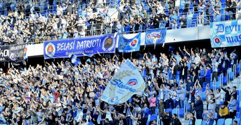 Κεκλεισμένων με 21.000 κόσμο η Σλόβαν