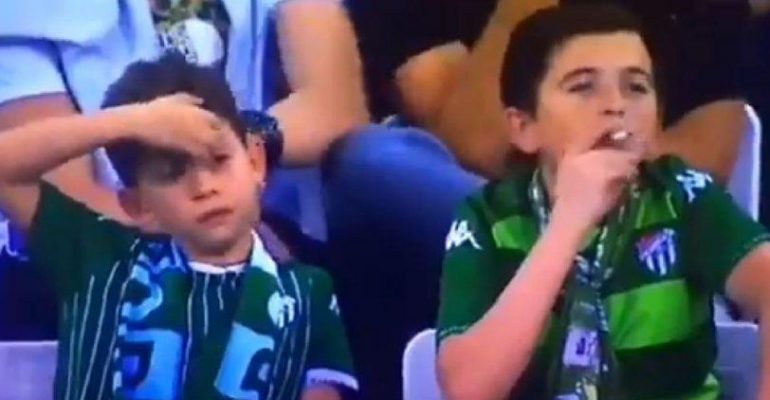 Πιτσιρικάς κάνει τσιγάρο στις κερκίδες! (video)