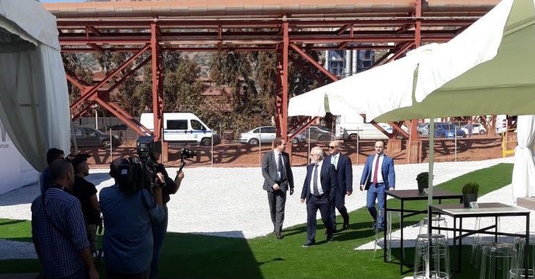 Χειραψία Σαββίδη-Μητσοτάκη! (pics)
