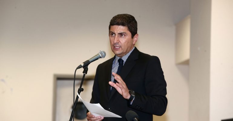 Εκτέθηκε ανεπανόρθωτα ο Αυγενάκης