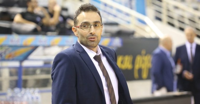 Τετ α τετ με Χαραλαμπίδη-αρχηγό