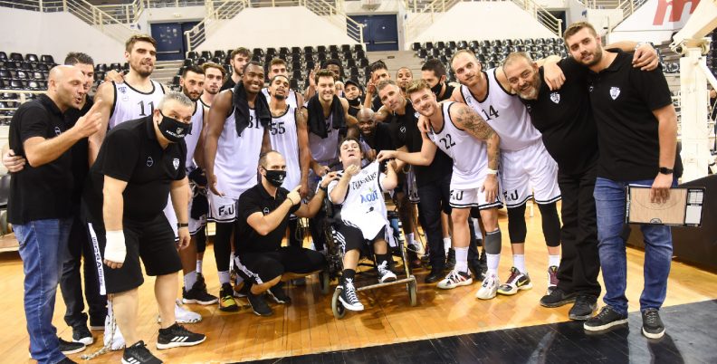 Πάντα δίπλα τους ο Γιαννάκης (video)