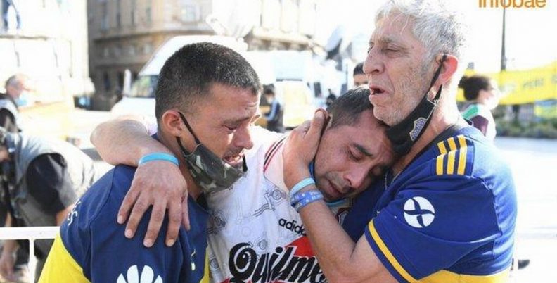 Ο θάνατος του Μαραντόνα ένωσε οπαδούς